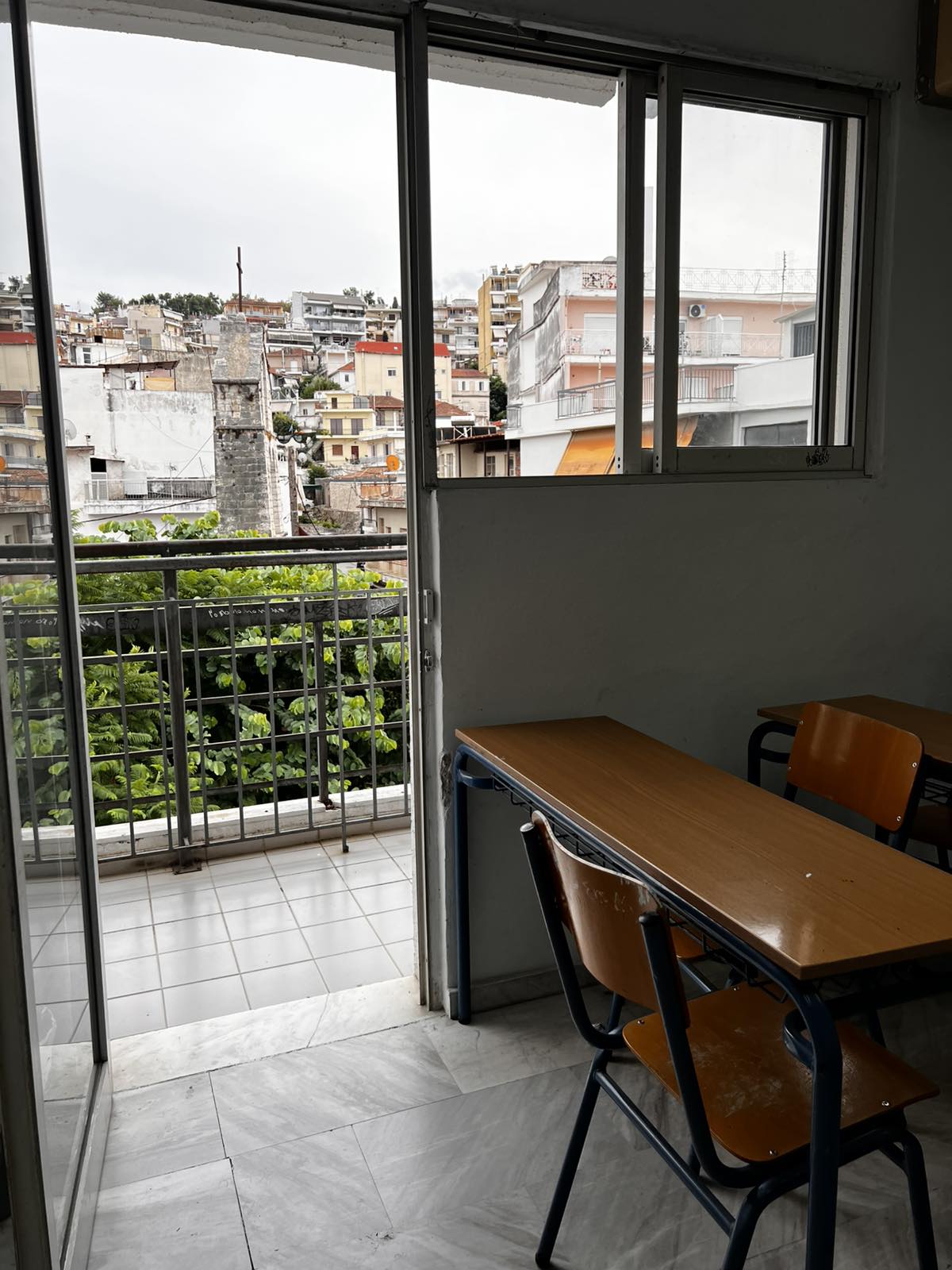 Εξωτερική άποψη του κτιρίου του φροντιστηρίου ΚΥΚΛΟΣ στην Άρτα