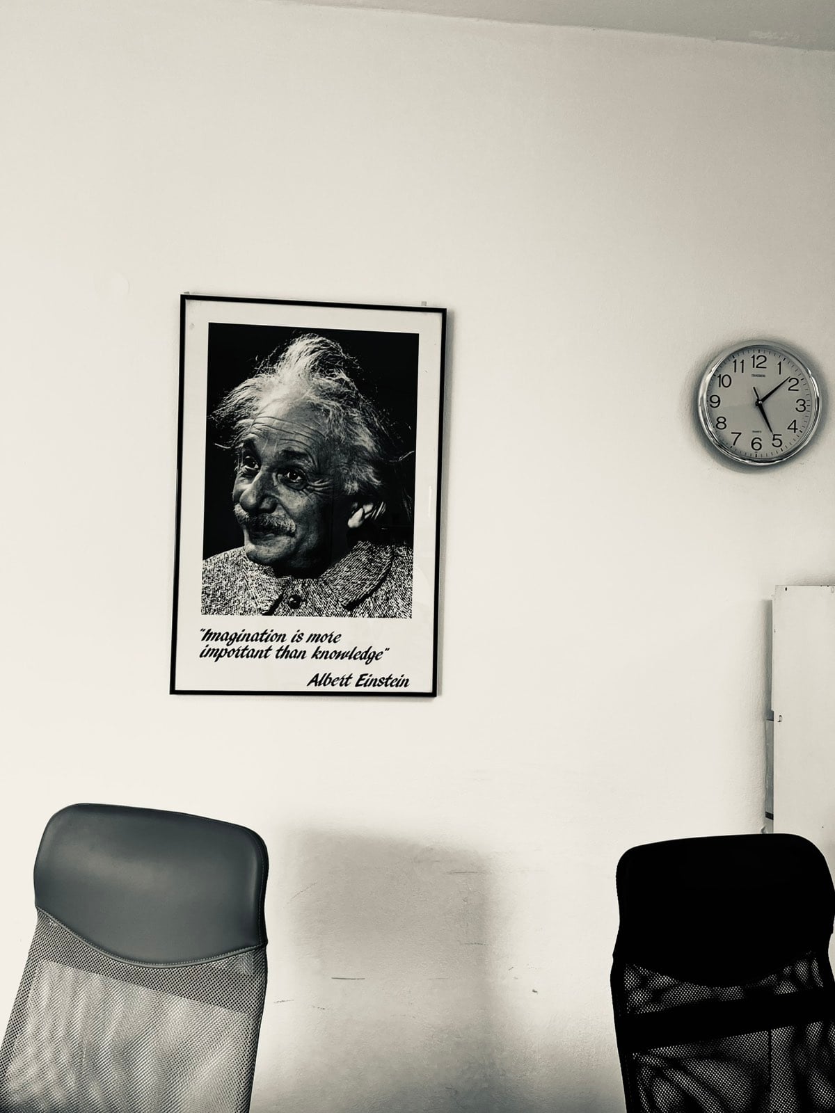 Η κύρια είσοδος του φροντιστηρίου ΚΥΚΛΟΣ στη Βασιλέως Κωνσταντίνου 42, Άρτα